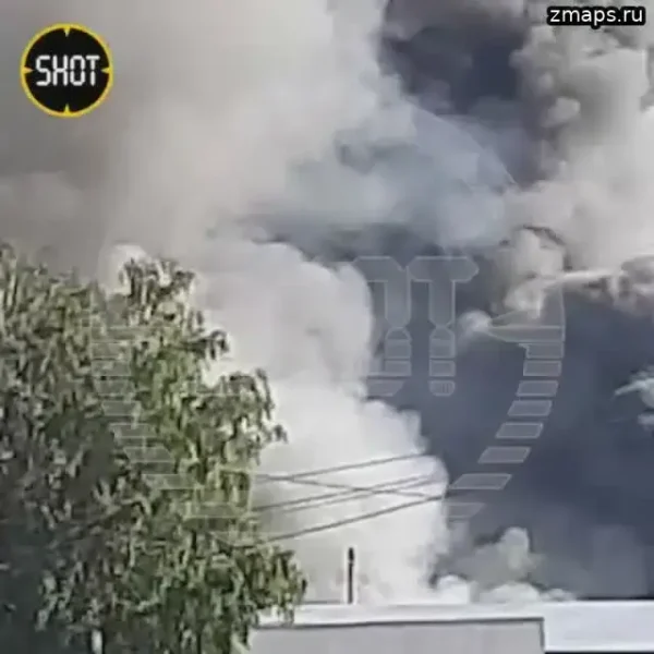🎬 Мощный пожар со звуками разрывов в Кемерово. Там горит склад пиротехники на ули…
