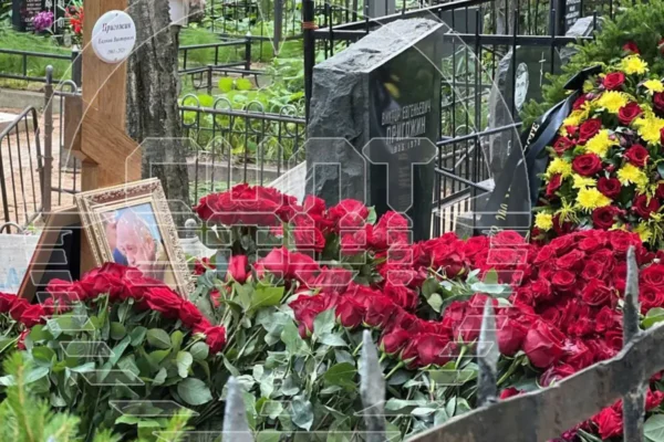 🎬🖼 Первые кадры могилы Евгения Пригожина на Пороховском кладбище в Петербурге. …