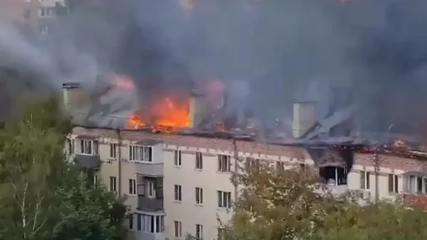 ↩️🎬 Сотрудник МЧС пострадал при тушении пожара в Красногорске, с ним работают ме…