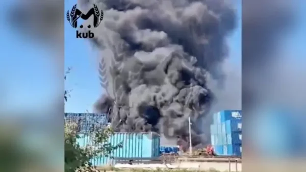 🎬 🔥В грузовом терминале Новороссийска крупный пожар. Деревянные паллеты загоре…