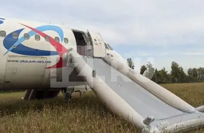 ↩️🎬 Кадры с места аварийной посадки самолета в Новосибирской области. 🎯 Подписы…