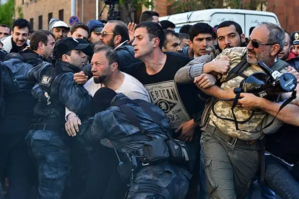 ↩️🎬 Массовые протесты в Ереване на фоне ситуации в Нагорном Карабахе — митингующ…
