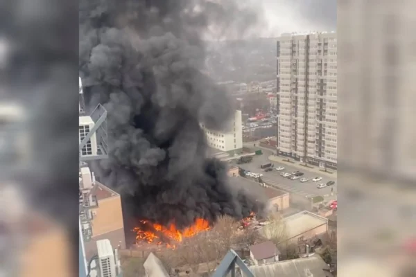 ↩️🎬 Момент взрыва в Ростове-на-Дону, после которого начался пожар. По предварител…