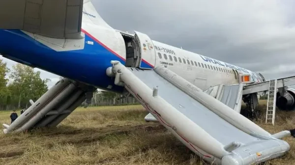 ↩️🎬 Пассажиры севшего в поле в Новосибирской области Airbus A320 рассказали SHOT, как их…