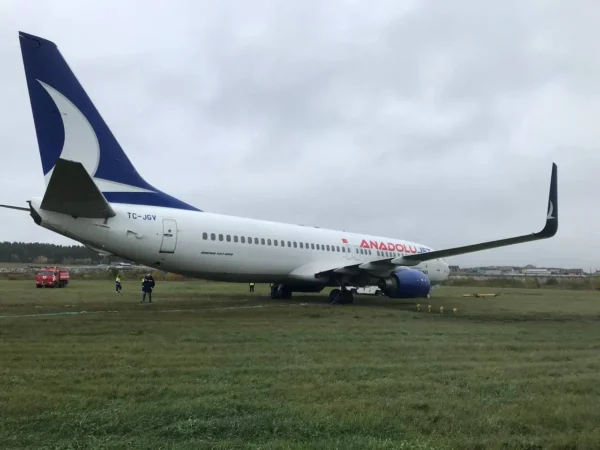 🖼 Пилот Boeing-737-800 не справился с управлением, и самолёт выкатился за пределы ВПП в …