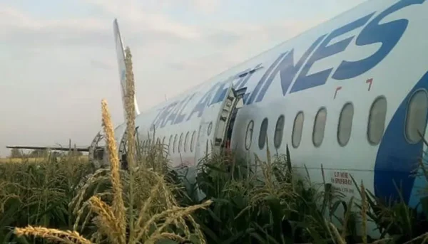 ↩️🎬 «Пилоты наши герои, мы остались живы» С пассажирами Airbus A320 после посадки на по…