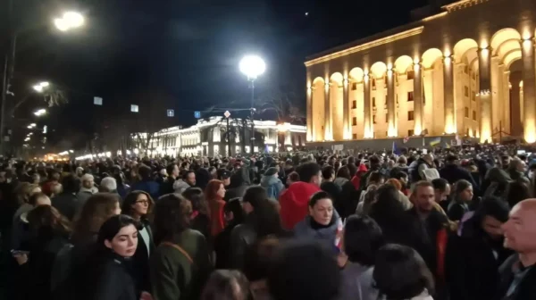 🎬 👮‍♂️В Ереване начались стычки протестующих с силовиками: полиция применила с…