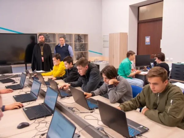 🖼 🤡В России открыли первую «православную кибершколу» — священники там учат дет…