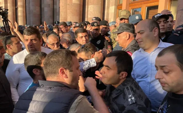 🎬 ❗️В центре Еревана протестующие пытаются прорваться в здание правительства, в …