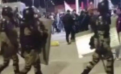 ↩️🎬 🤔 Дагестанцы с криками «Аллаху акбар» штурмуют аэропорту Махачкалы Так они …