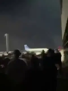 ↩️🎬 ❗️«Мусора! Мусора!» Бунтовщики забрасывают полицию в аэропорту Махачкалы че…