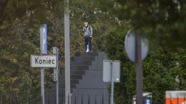 🎬 Мужчина залез на памятник жертвам смоленской авиакатастрофы в Варшаве и угрож…