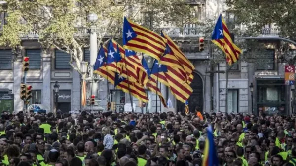 🎬 На видео — жёсткие протесты в испанской Барселоне. Происходят столкновения про…