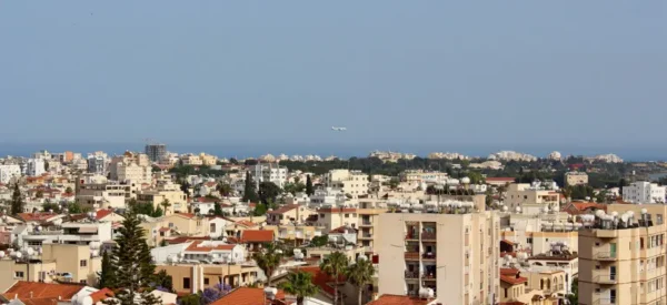 Почему Кипр так популярен для эмиграции? Тёплое море, недорогая для центра Европы …