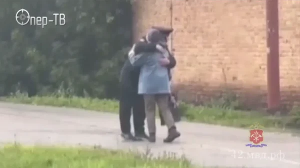 🎬 😒В Кемеровской области мужчина переоделся в форму полицейского и обнимал про…