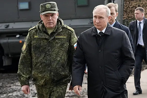 🎬 Владимир Путин посетил штаб ВС России в Ростове-на-Дону, где заслушал доклад на…