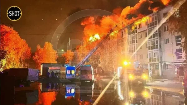 🎬🖼 Взрыв газа и крупный пожар в жилом доме в Тобольске, есть пострадавшие. По инф…