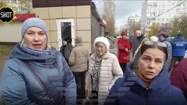 ↩️🎬 Жители Щёлкова устроили народный сход у здания УК «Паритет», внутри работают …
