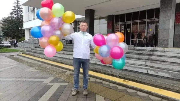 🎬🖼 🎈Депутатам в Краснодаре подарили воздушные шарики с ароматом г*вна из город…