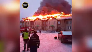 🎬🖼 Крупный пожар под Екатеринбургом — на Пермском тракте загорелась гостиница «…