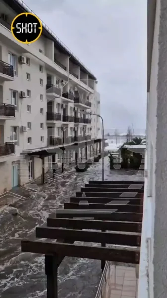 🎬 Мегашторм в Адлере перерастает в «цунами» — вода сильно поднялась и огромным по…