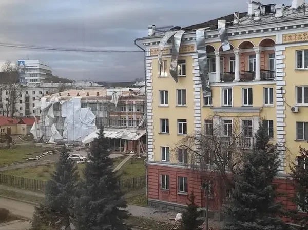 🎬 Момент падения вывески со здания ТЦ на женщину в Новокузнецке, где бушует сильн…