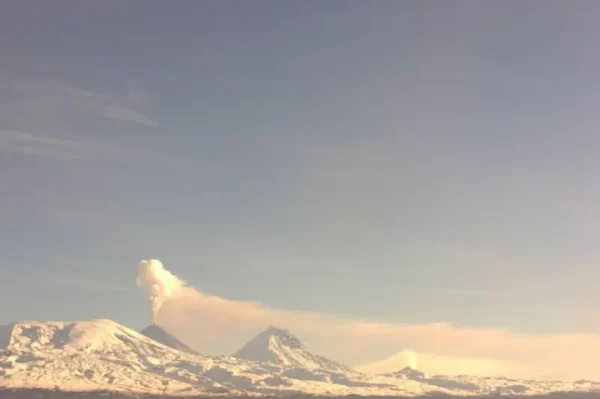 🎬 Мощное извержение вулкана Ключевской на Камчатке — исполин выбросил пепел на в…
