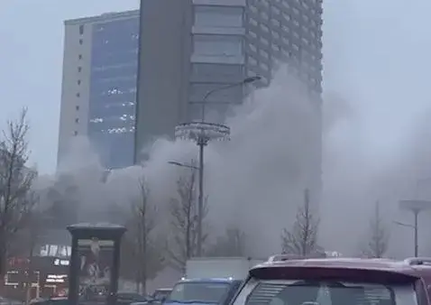 🎬 Пожар на Новом Арбате в центре Москвы. Прямо сейчас спасатели едут к дому 19, где …