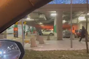 🎬 Пожар в ТЦ «Авиапарк» в Москве. На парковке загорелись несколько машин. На данны…