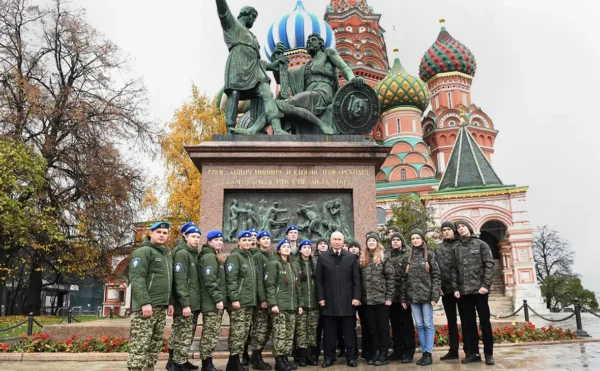 🎬 Путин в День народного единства возложил цветы к памятнику Минину и Пожарскому…