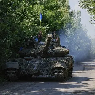 🖼 Украинский танк Т-64 атаковал село в Брянской области По данным SHOT, ВСУ атаковал…