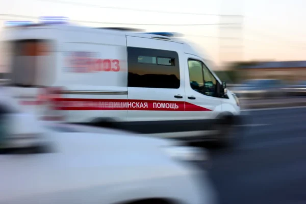 🎬 В Москве 22-летняя девушка за рулём BMW сбила троих человек, стоявших на тротуаре, …