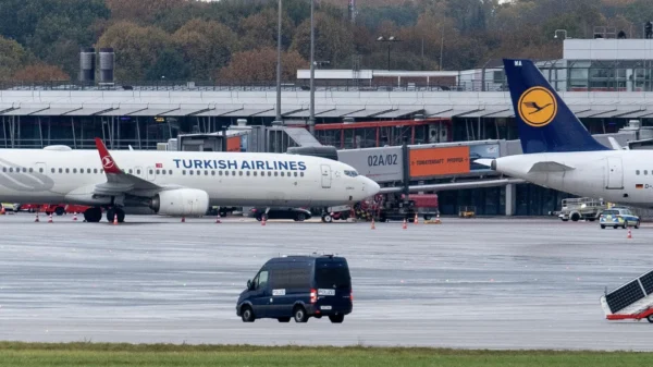 ↩️🖼 Вооруженный мужчина в аэропорту Гамбурга только что покинул машину и сдался …