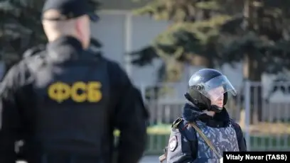 🎬 Более 80 мигрантов напали на полицейских в Москве, которые пытались задержать в…
