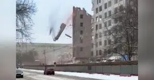 🎬 Часть стены рухнула при сносе здания 7 корпуса Российского университета трансп…