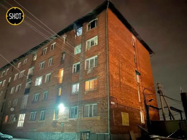 🖼 Мать спасла из горящей квартиры двух маленьких детей, сбросив их с пятого этажа…