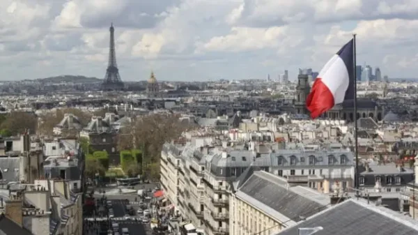 🎬 Неизвестный с ножом напал на туристов около Эйфелевой башни в Париже. Один чело…