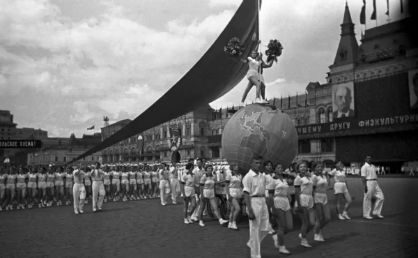 🖼 🎪Путин поручил вернуть спортивные парады на Красной площади — как при Сталине…