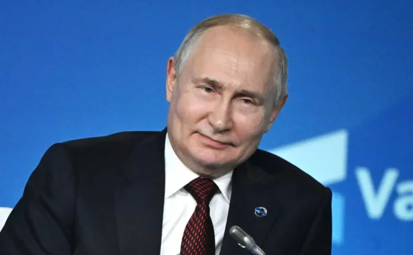 🎬 Путин принял участие в церемонии поднятия флага на атомных подводных крейсера…