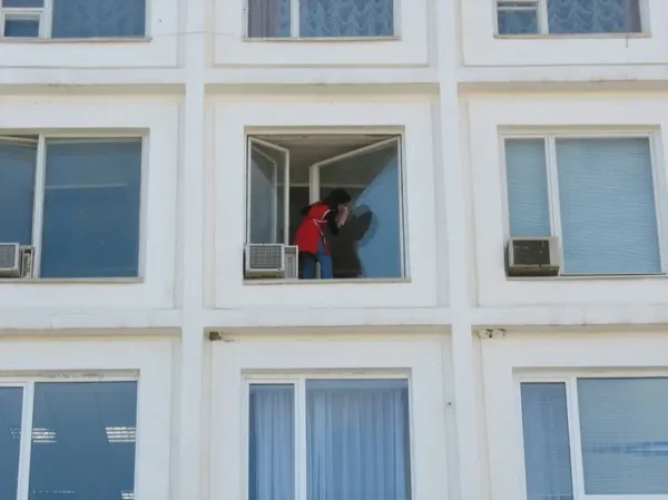 В Москве школьница спрыгнула с третьего этажа, потому что мама не пускала её к под…