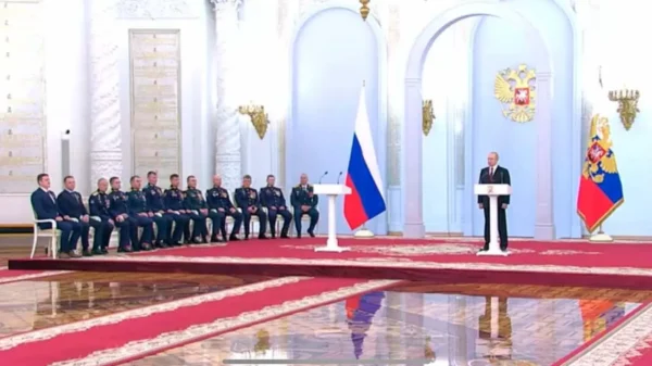 🎬 Владимир Путин вручает в Кремле медали «Золотая звезда» Героям России. Церемони…