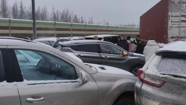 🎬🖼 😱Более 30 машин столкнулись на трассе М-11 в Новгородской области. Погиб ребен…