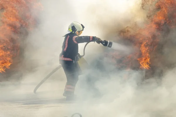 🎬 Два человека пострадали во время пожара на Шахтинском полиэфирном заводе в Рос…