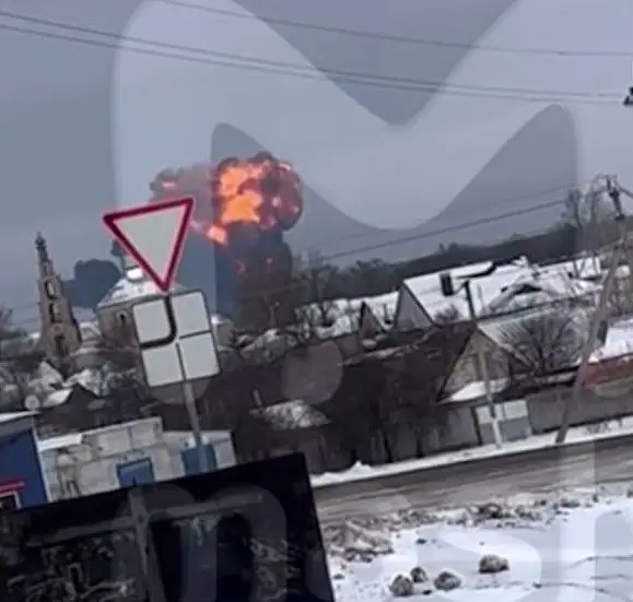 🎬 Очевидцы сообщают о крушении военно-транспортного самолёта Ил-76 в Корочанском …
