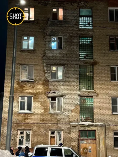 🖼 Огромная трещина появилась на жилом доме в городе Пересвет в Московской област…
