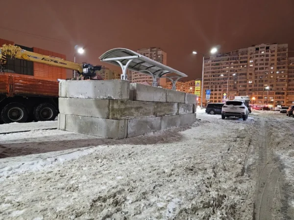 🎬🖼 😬Остановки в Белгороде начали укреплять бетонными блоками и мешками с песк…