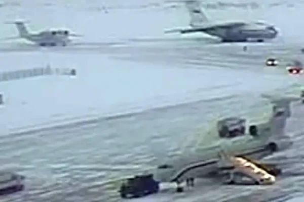 ↩️🎬 СК публикует кадры посадки украинских военнопленных в самолет Ил-76, который …