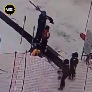 🎬 Шестилетний мальчик впал в кому, после того, как его придушило шарфом, попавшим …
