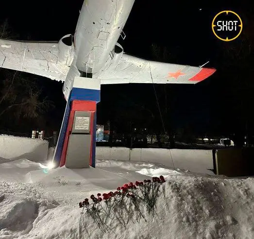 🖼 Стихийный мемориал появился в авиагородке Оренбурга в честь лётчиков, погибши…