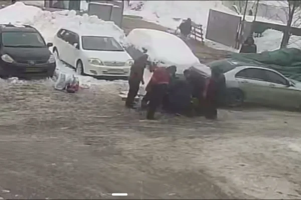 🎬 🤯В Москве полицейские высадили из служебной машины рожающую женщину По слова…